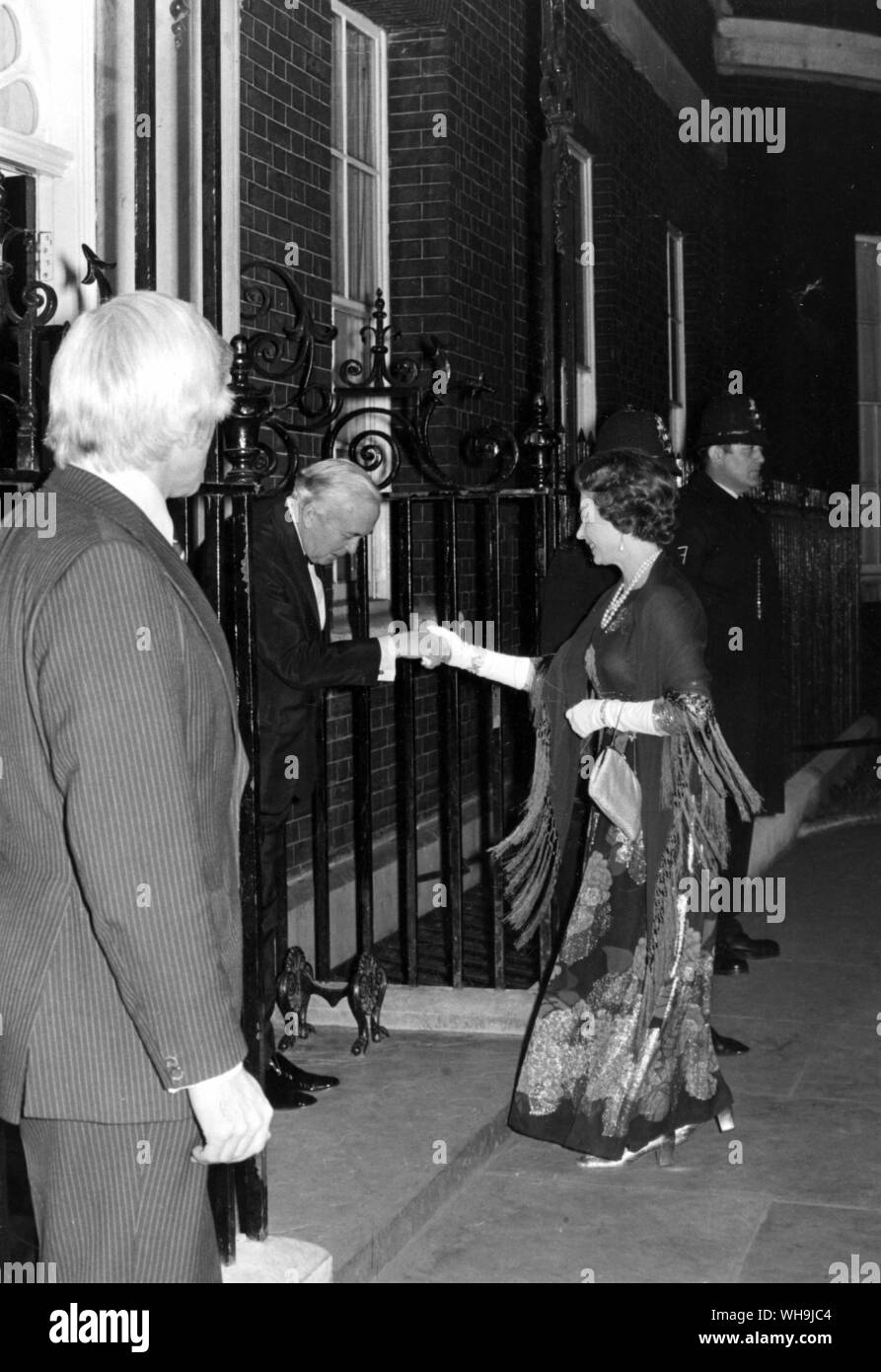24. März 1976: Königin Elizabeth II. ist bei 10 Downing Street, wie der britische Premierminister Harold Wilson begrüßt für seine Abschiedsessen. Stockfoto