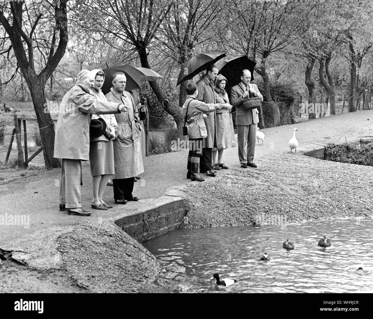 22. April 1961: (Zweiter von rechts) Königin Elisabeth II., Herzog von Edinburgh und Prinz Charles ein Spaziergang in einem Park. Stockfoto