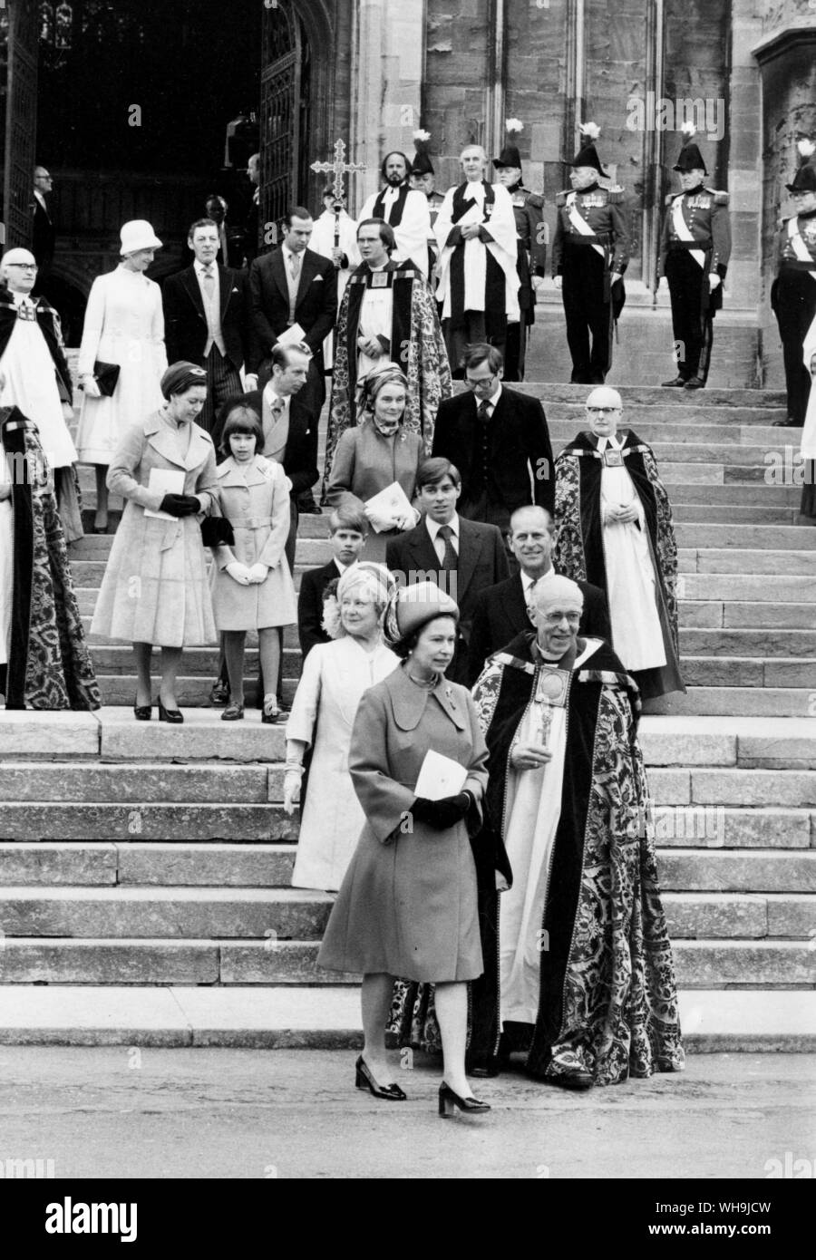 24. April 1975: Königin Elizabeth II. mit Dr. Fleming, Dekan von Windsor, nachdem Sie ein Service von Thanksgiving von St. George's Kapelle mit Mitglieder der Königlichen Familie besucht hatte. Stockfoto