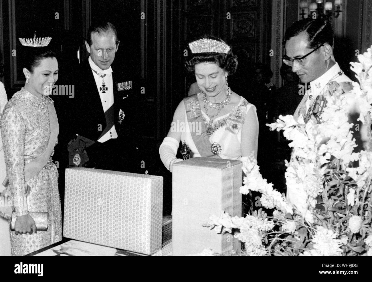 Königin Elizabeth II. mit dem Herzog von Edinburgh zu Ihrer rechten (im Bild links). 1960 (?) Stockfoto