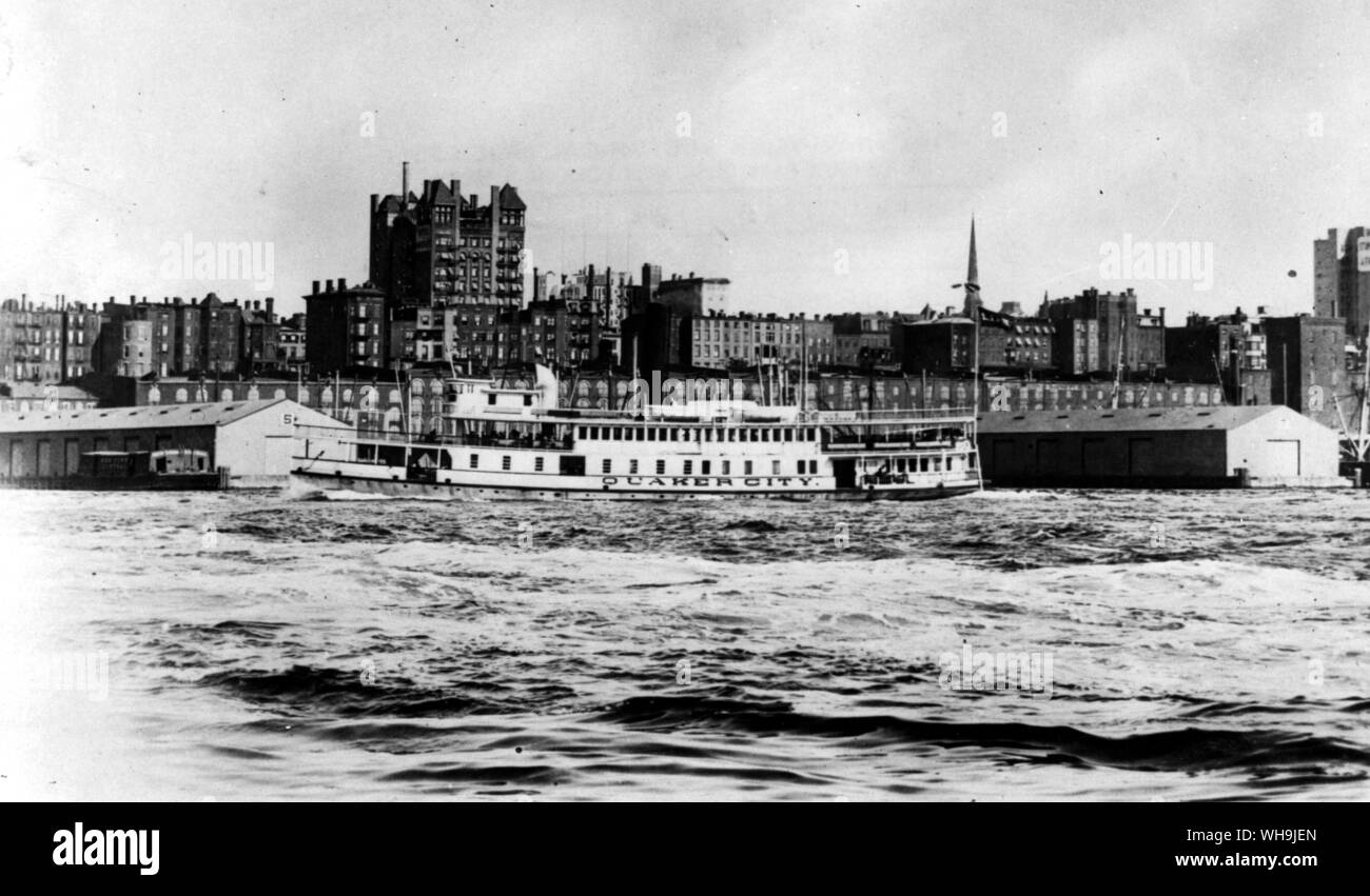 Steamboat Quaker City im East River Broklyn Höhen in Backgrouind 1890s Stockfoto
