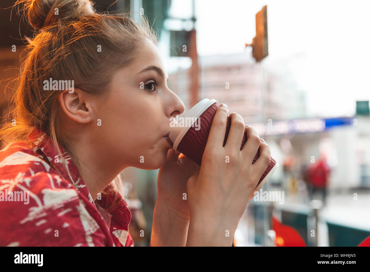 Junge Frau in einem Café einen Kaffee trinken Stockfoto