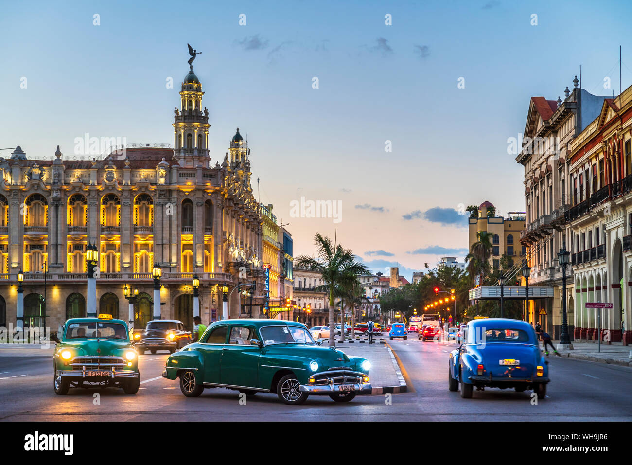 Vintage amerikanische Autos drehen und das Gran Teatro de La Habana bei Dämmerung, UNESCO, Havanna, Kuba, Karibik, Karibik, Zentral- und Lateinamerika Stockfoto