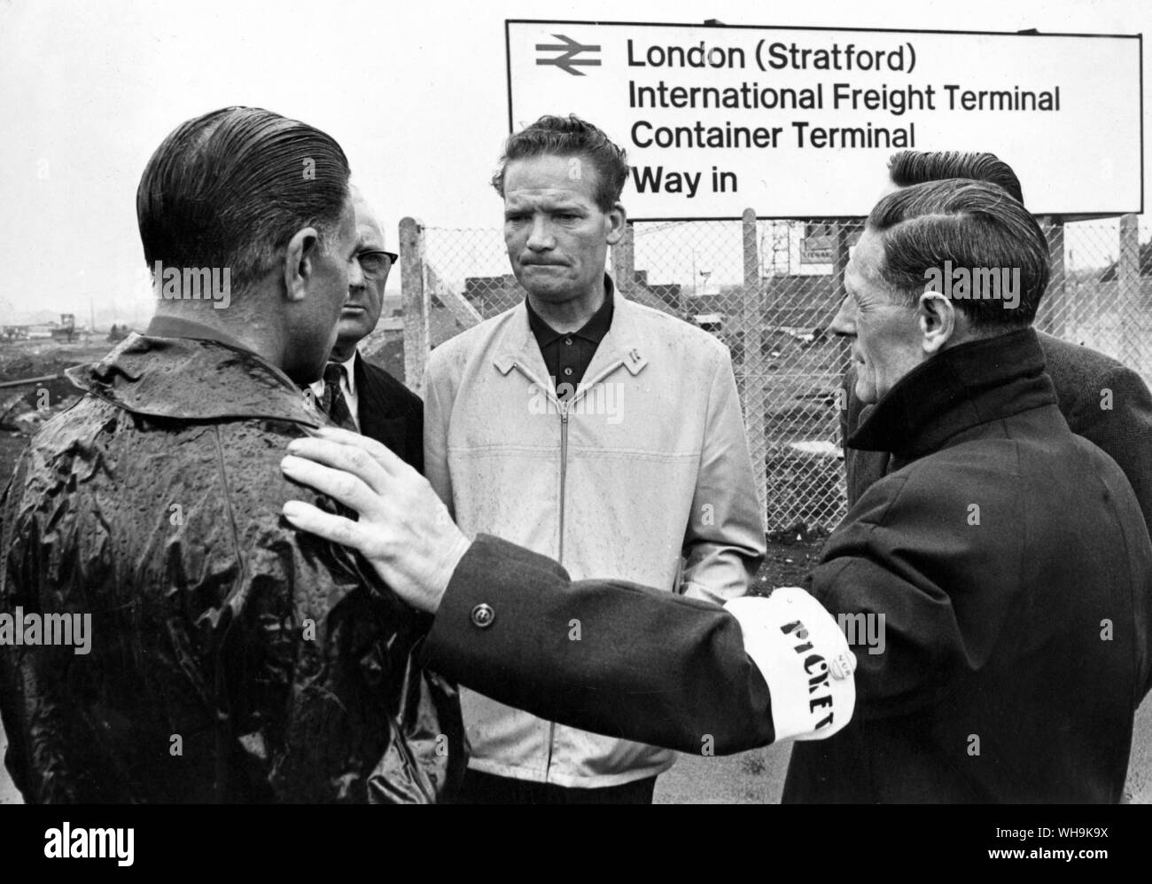 England: 23. Juni 1967: Das Stratford Railway Freight Streit. Herr Ted Bowers (Tragen von light Jockey) der Sprecher der Bahn Freightman auf Streik an der London (Stratford) Internationale Fracht Container Terminal. Stockfoto