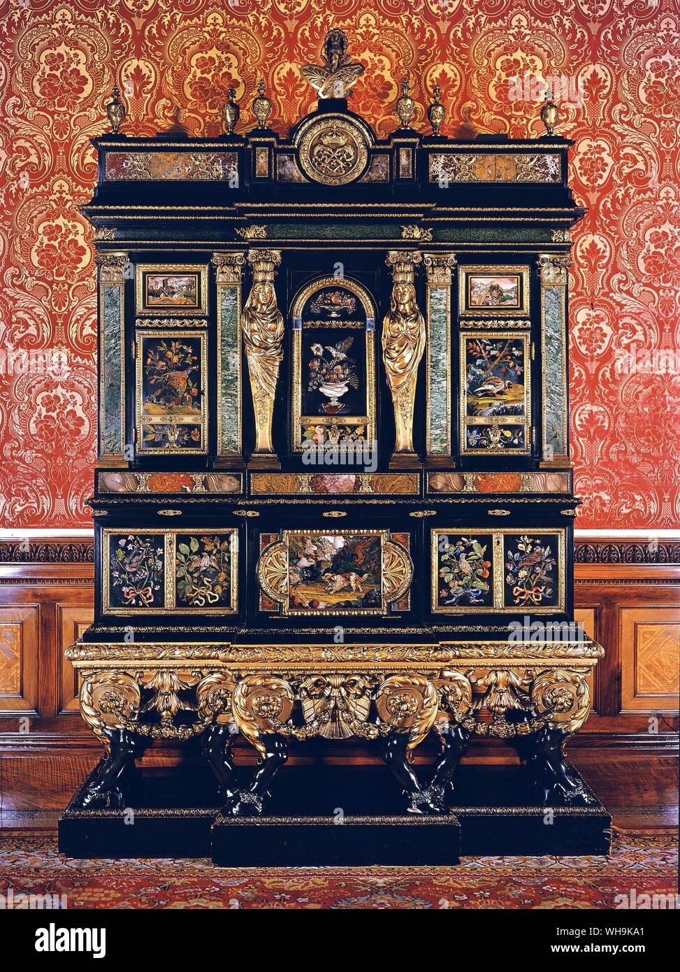 Cabinet-Paares mit Ebenholz furniert mit Inlay und harte Steine beachten Sie die doppelte Ls und das Fleur de Lys in Frankreich während der Regierungszeit Ludwigs XIV., Stockfoto