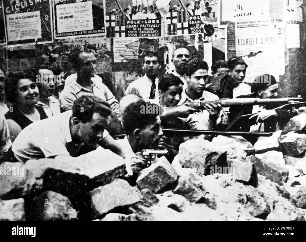 Juli 22 1936: Spanien/Barcelona: Faschistische Rebellion. Republikanische freiwillige verschiedentlich mit Gewehren und Pistolen bewaffnet, Manning ein Backstein Barrikade während einer Straßenschlacht in Barcelona. Die Republikaner haben die von der Regierung bewaffnet worden. Stockfoto