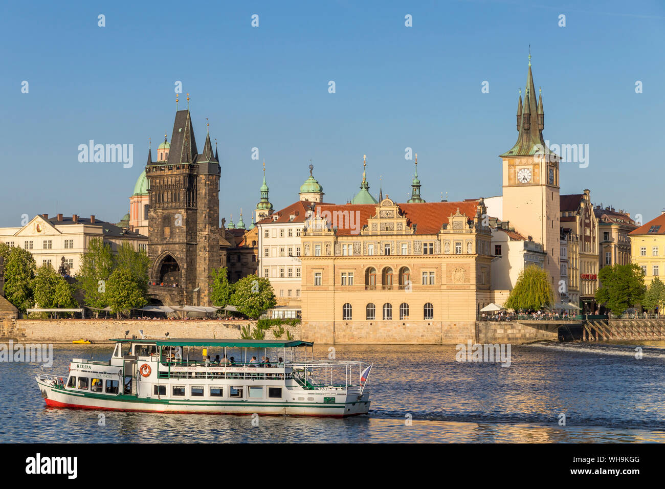 Touristische Bootsfahrt auf der Moldau an den Altstädter Brückenturm und die Altstadt Wasserturm, Prag, Böhmen, Tschechien, Europa Stockfoto