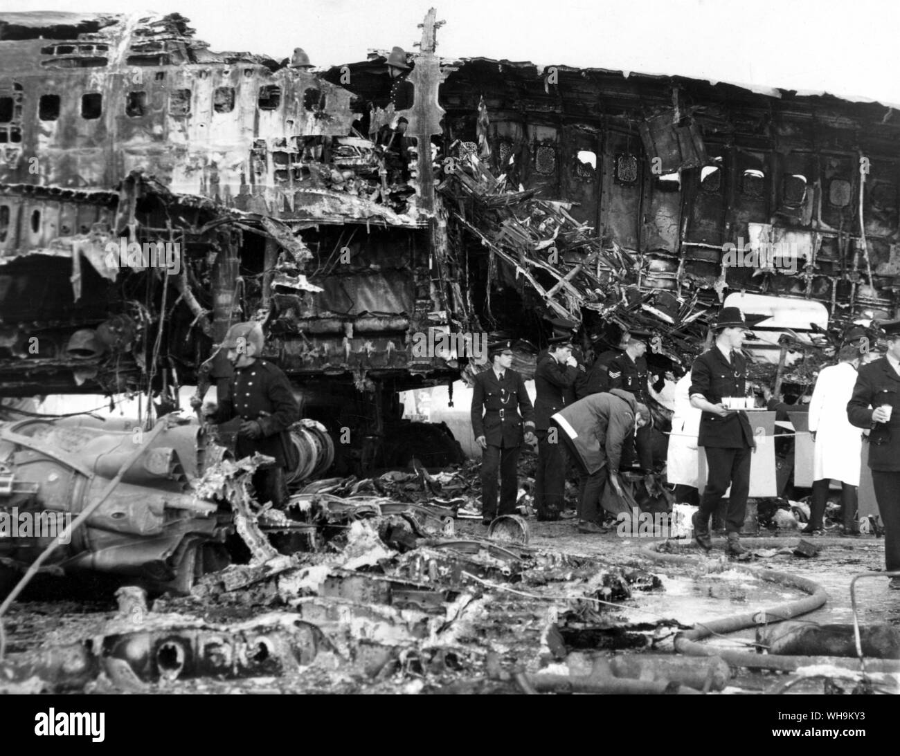 1968: Boeing 707 Abbruch am Londoner Flughafen. Polizei und Feuerwehr den Trümmern suchen. Stockfoto