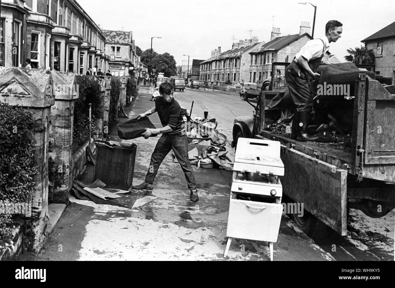 60er Jahre: Bergungsarbeiten im unteren Britsol Street, Bath, wie Überschwemmungen verursachten Staus in der Stadt. Stockfoto
