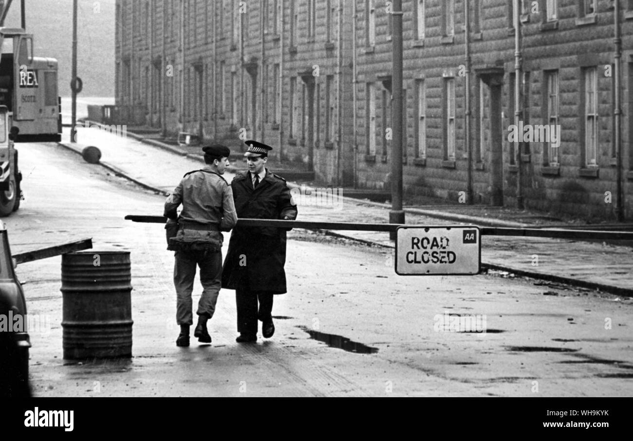 15. Januar 1968: Glasgow Sturm beschädigt werden. O.P.S Polizei und Soldaten Absperren der Straße, die Gefahr durch unsichere Gebäude gemacht wurde. Stockfoto