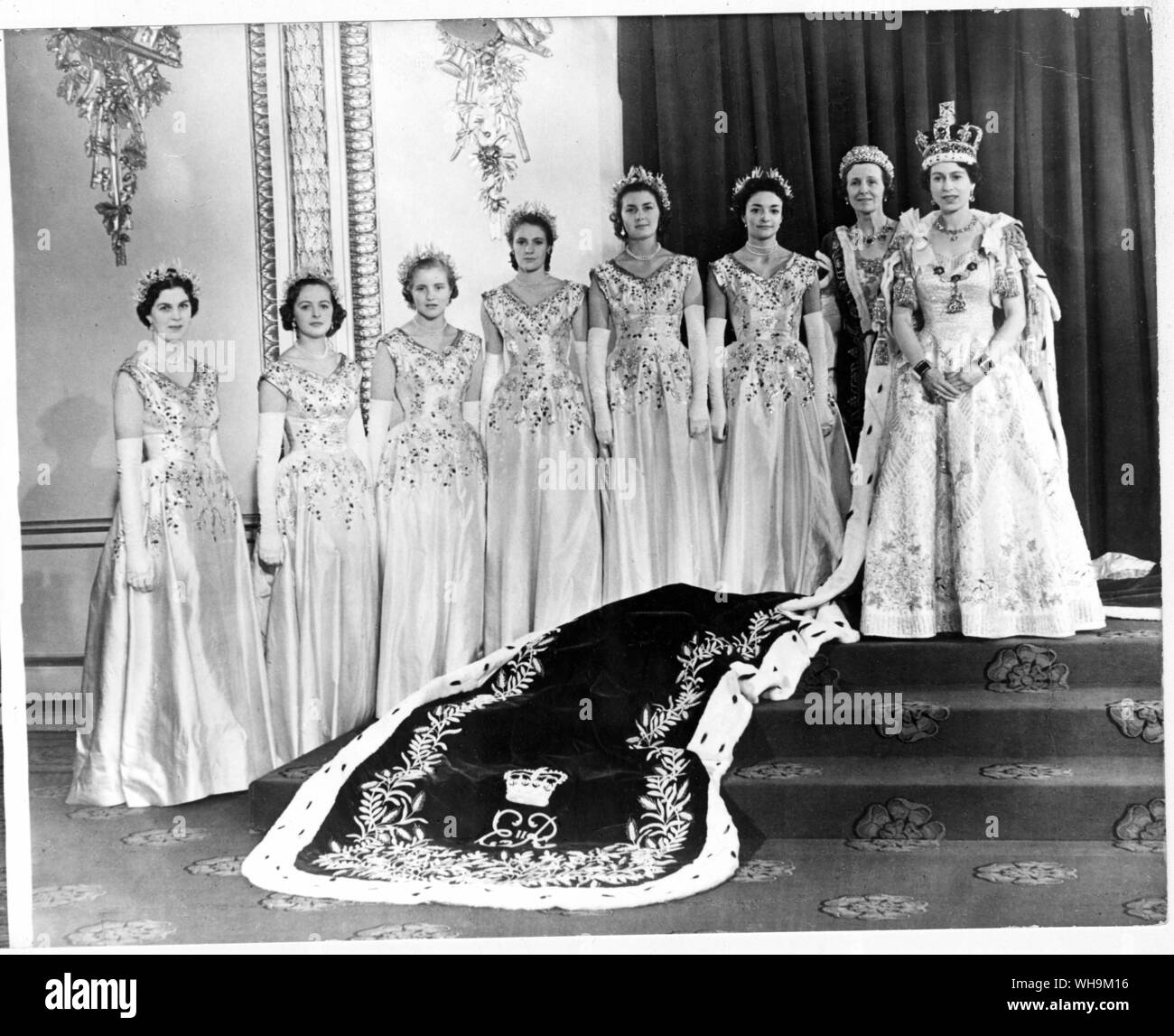 2. Juni 1953: Die neu gekrönte Königin Elizabeth II. mit ihren Mägden-von-Ehren am Palast nach der Krönung. Stockfoto