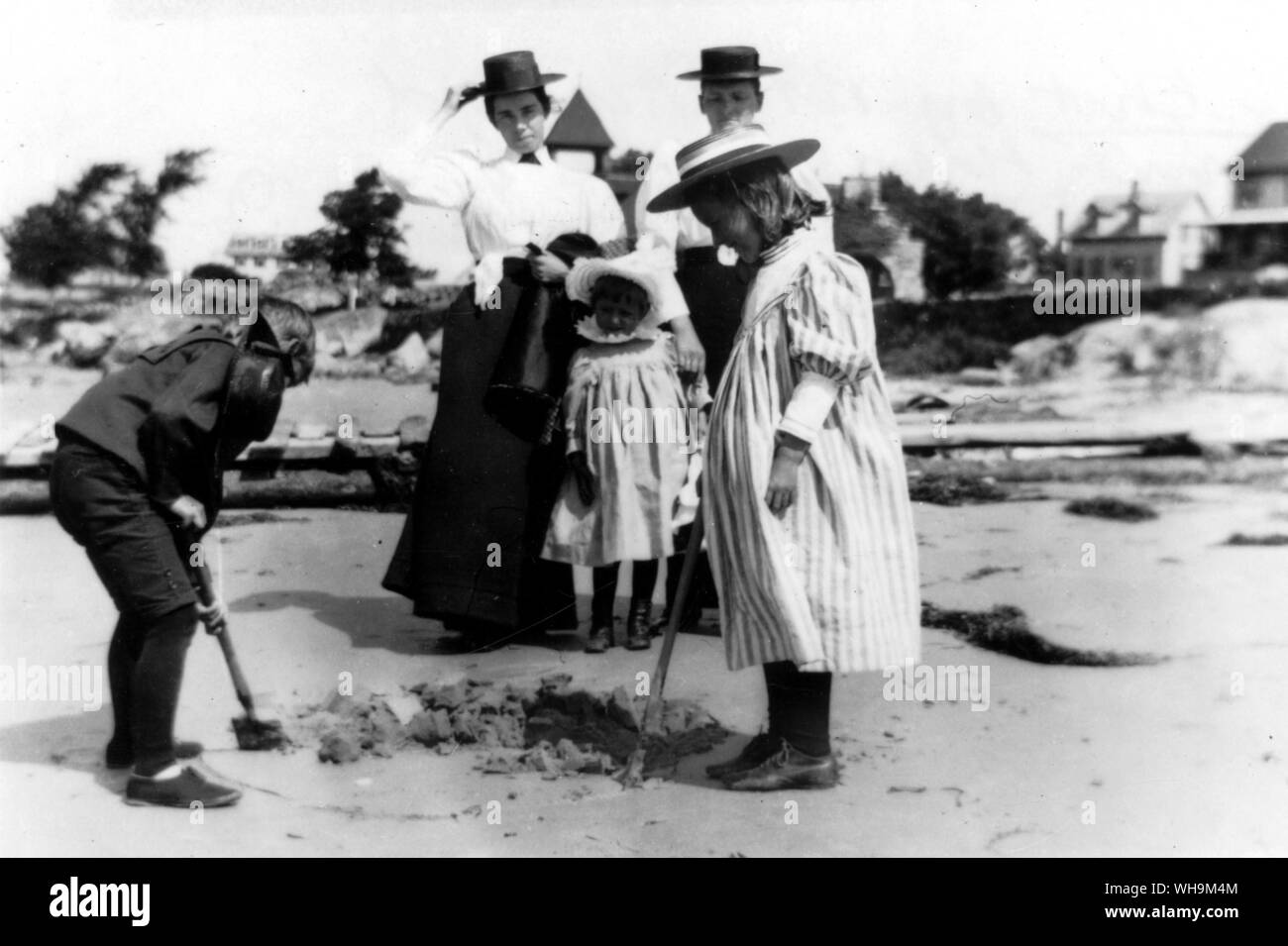 Thomas Stearns Eliot 1888-1965 und Vetter am Strand im Osten Glousester, wo sein Vater ein Sommerhaus östlichen Punkt in 1896 gebaut hatte, Stockfoto