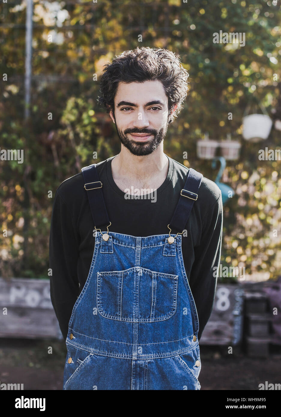 Portrait von lächelnden Mann in Jeans Latzhose im Garten Stockfotografie -  Alamy