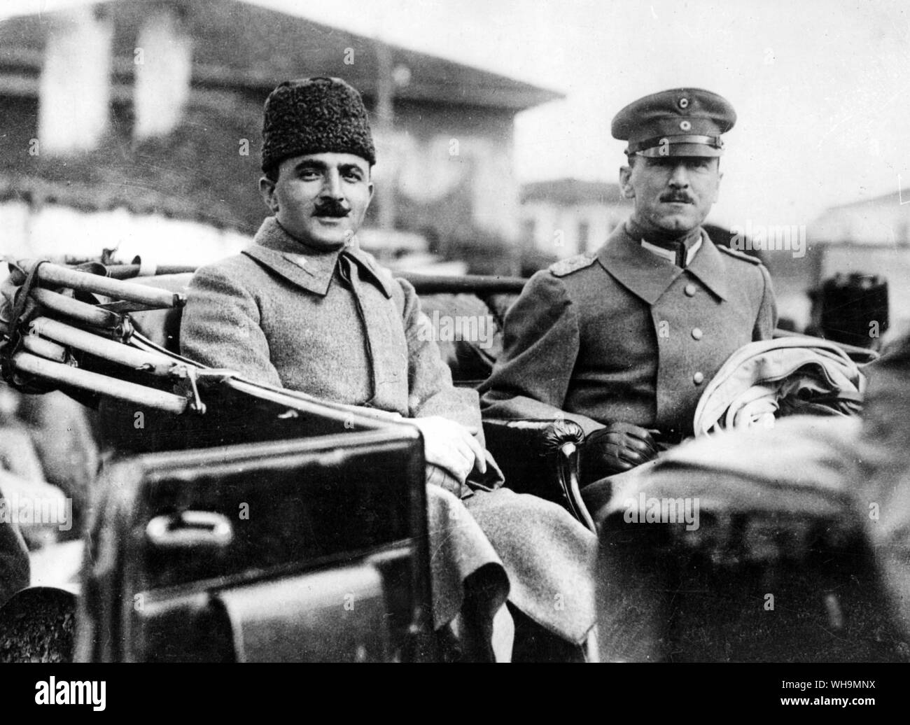 Enver Pascha in einem Auto mit einem deutschen Offizier, in der Nähe von Monastir auf dem Weg zur rumänischen Front. Stockfoto