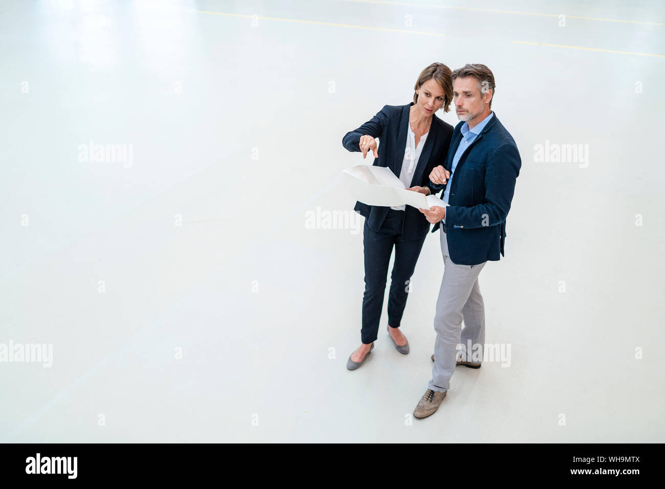Kaufmann und Kauffrau über Plan Stockfoto