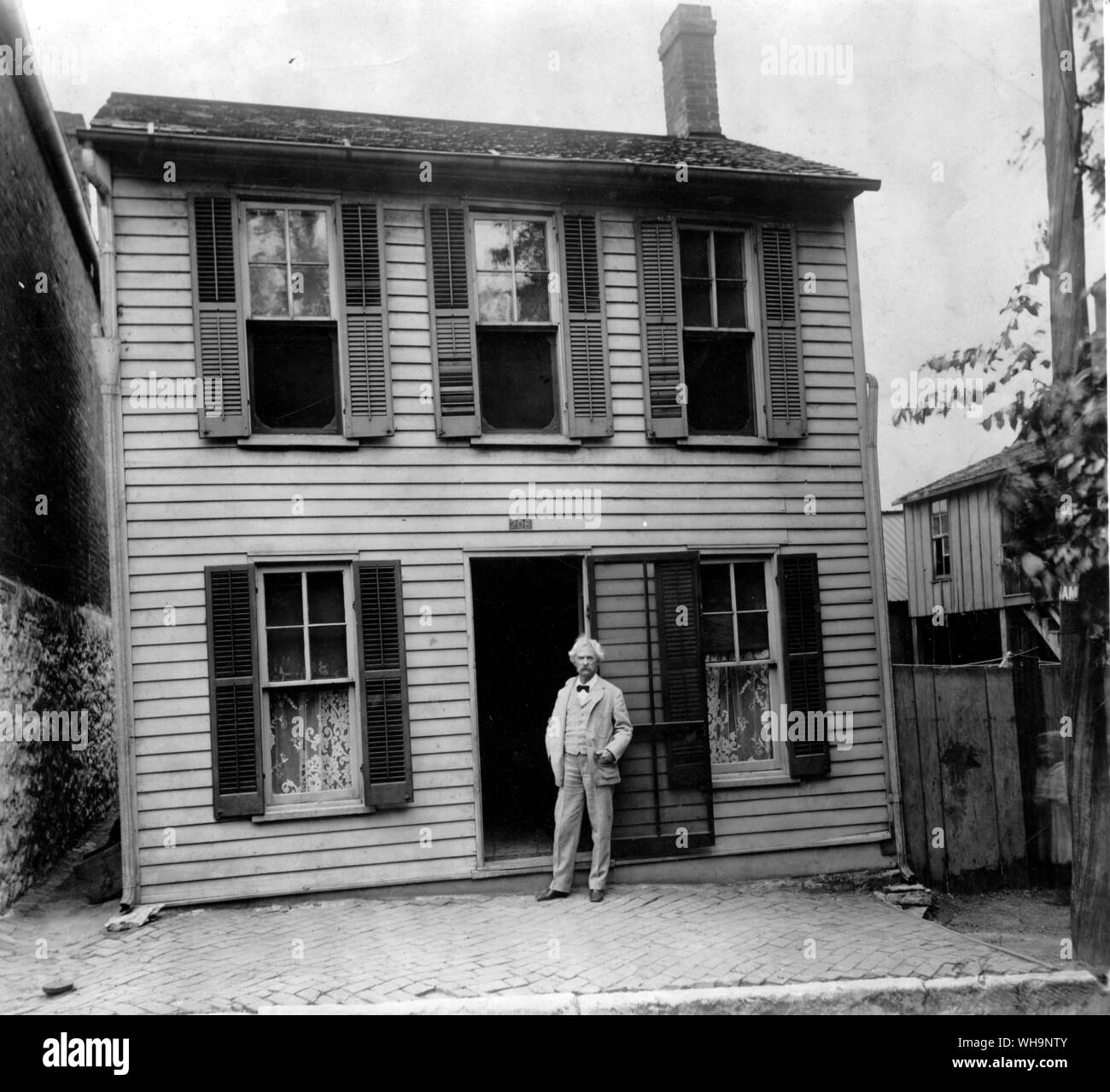 In Hannibal, Mai 1902, vor dem Clemens Haus auf der Hill Street - Foto von Mark Twains Biographie Stockfoto