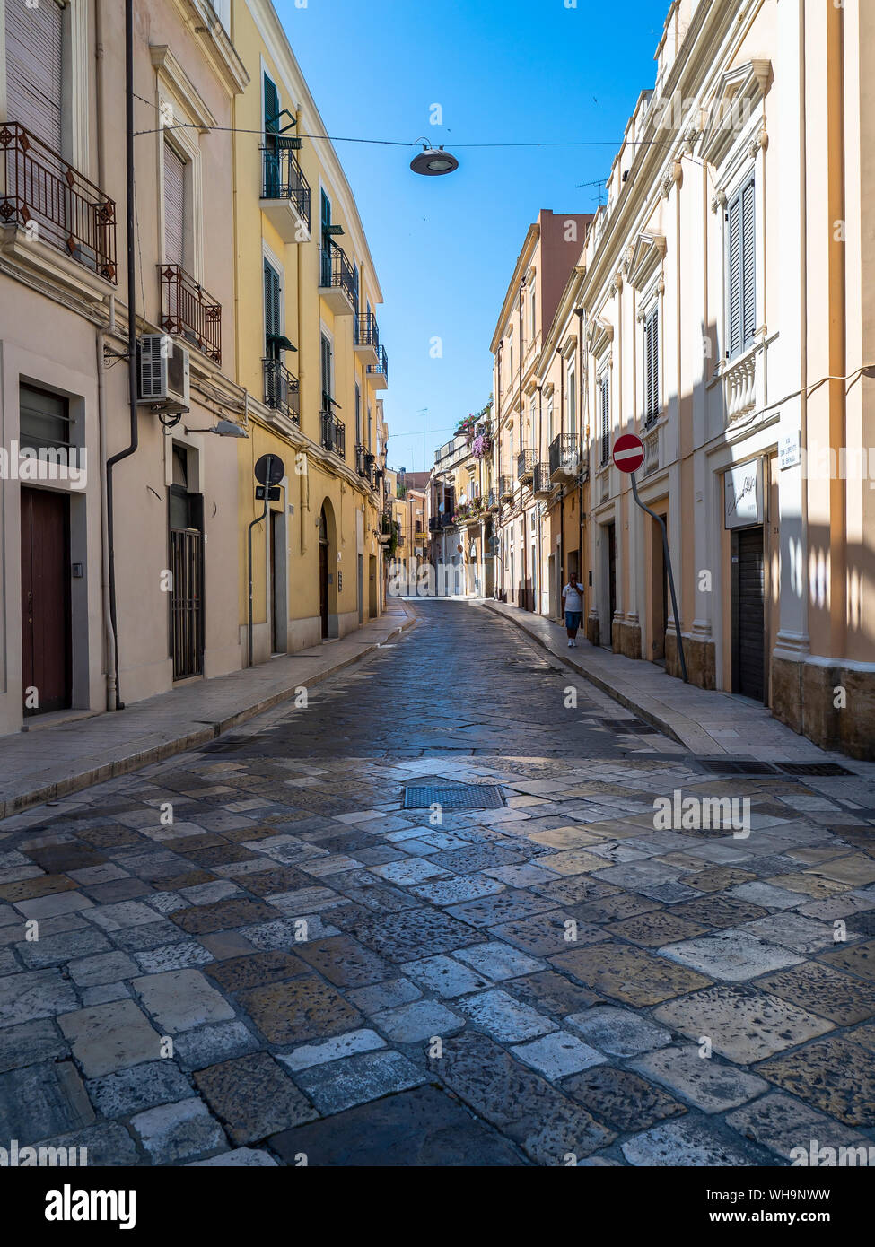 Enge Gasse in der Altstadt von Brindisi, Italien Stockfoto