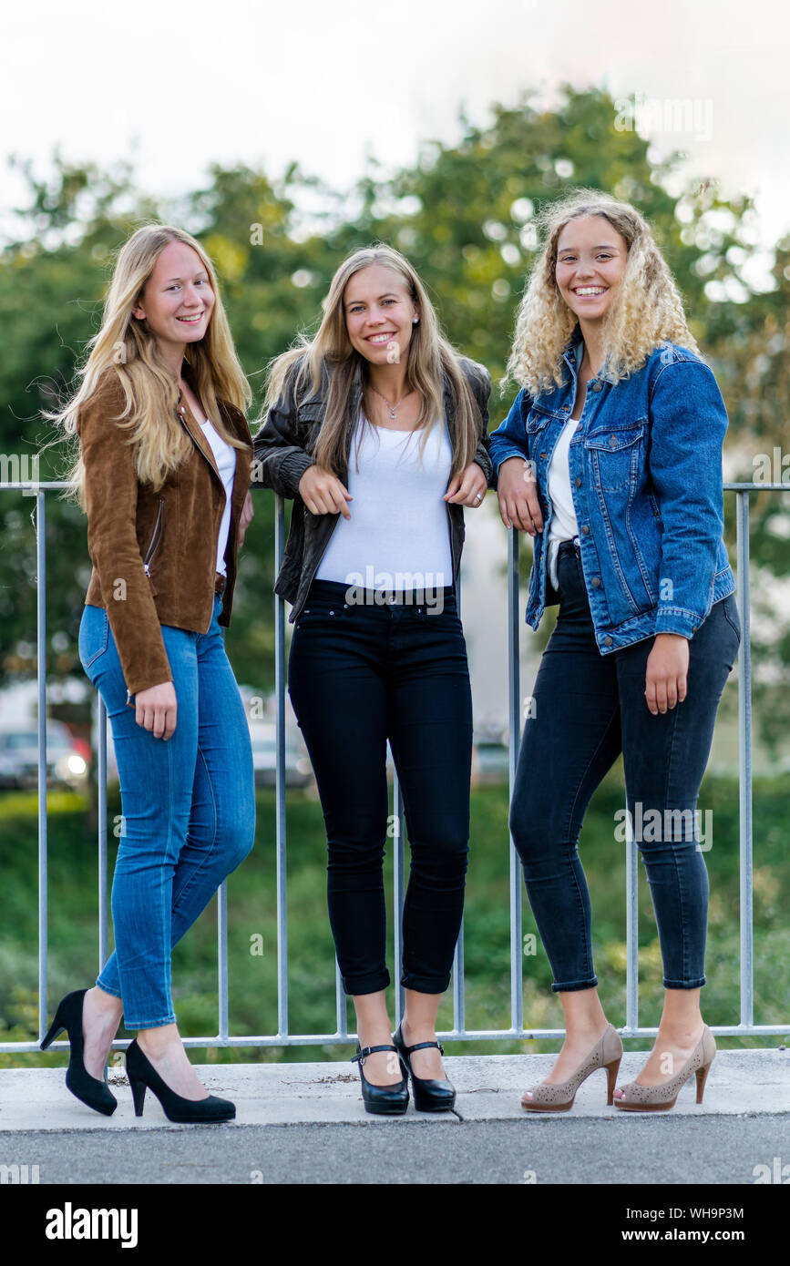 Gruppenbild der drei blonde junge Frauen Stockfoto