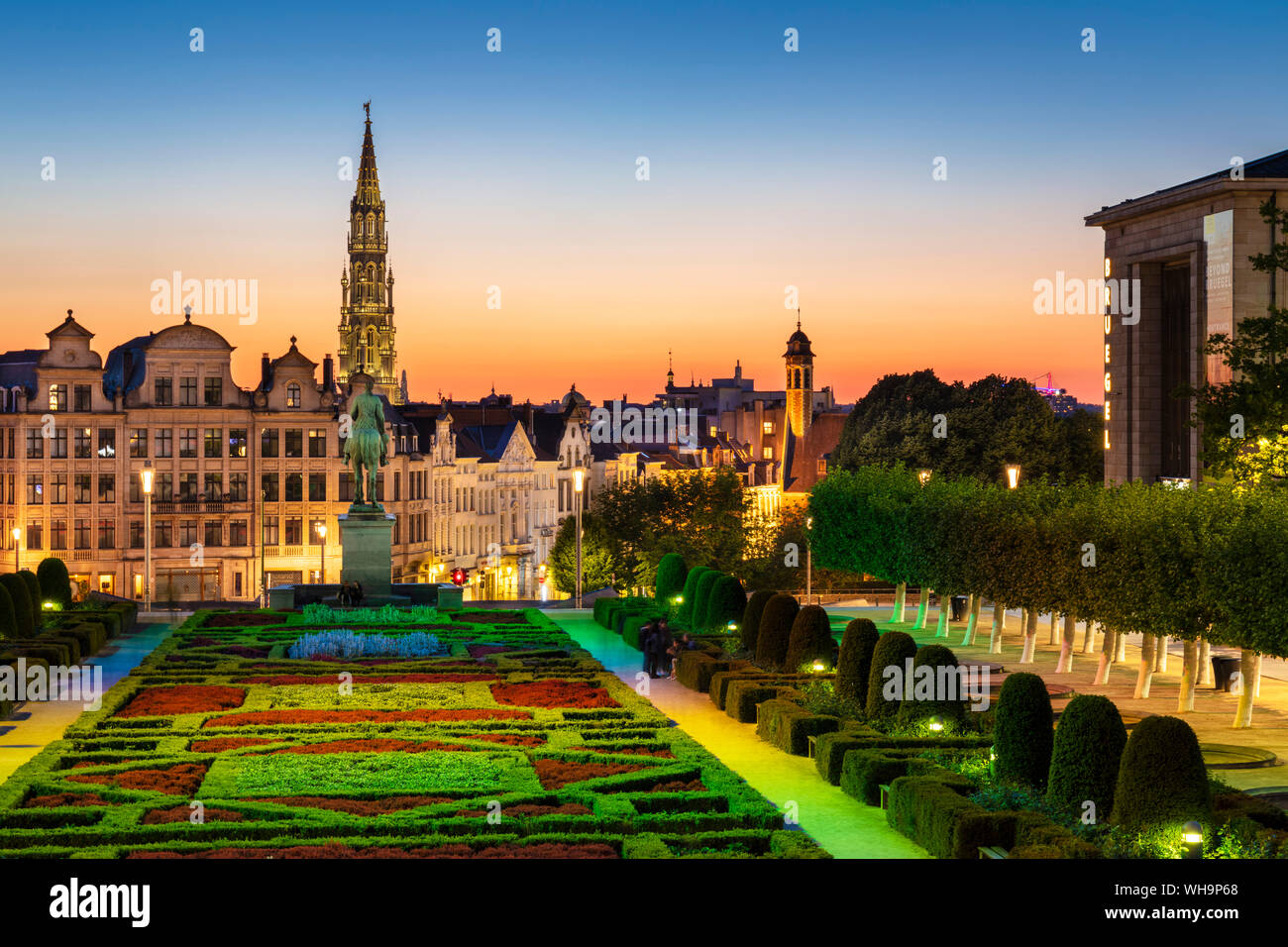 Stadtbild bei Sonnenuntergang, Mont des Arts mit Flutlicht beleuchteten Garten, Brüssel, Belgien, Europa Stockfoto
