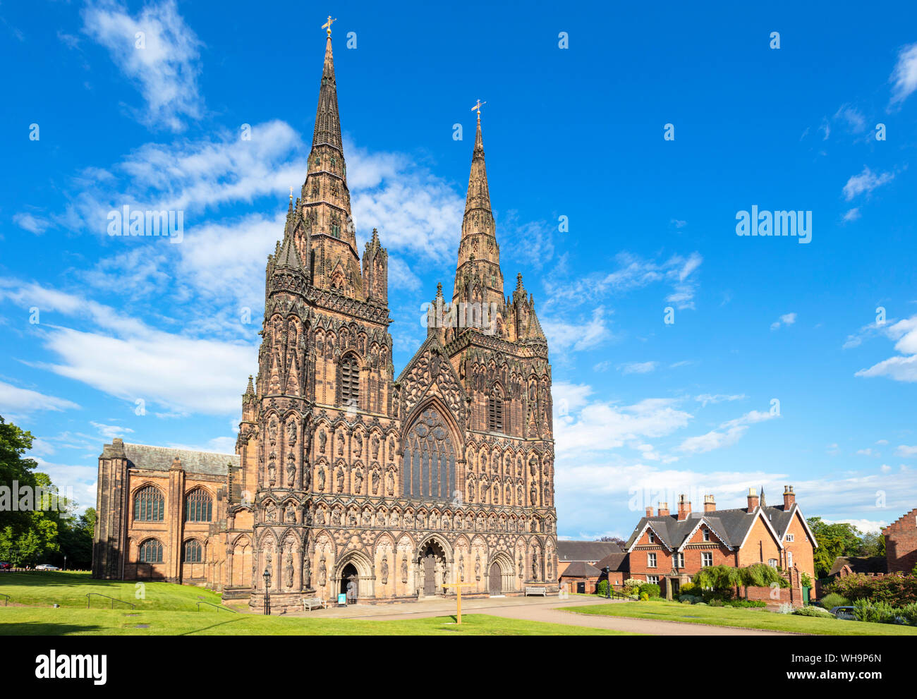 Kathedrale von Lichfield West Front mit Schnitzereien von St.Chad, sächsischen und normannischen Könige, Lichfield, Staffordshire, England, Vereinigtes Königreich, Europa Stockfoto