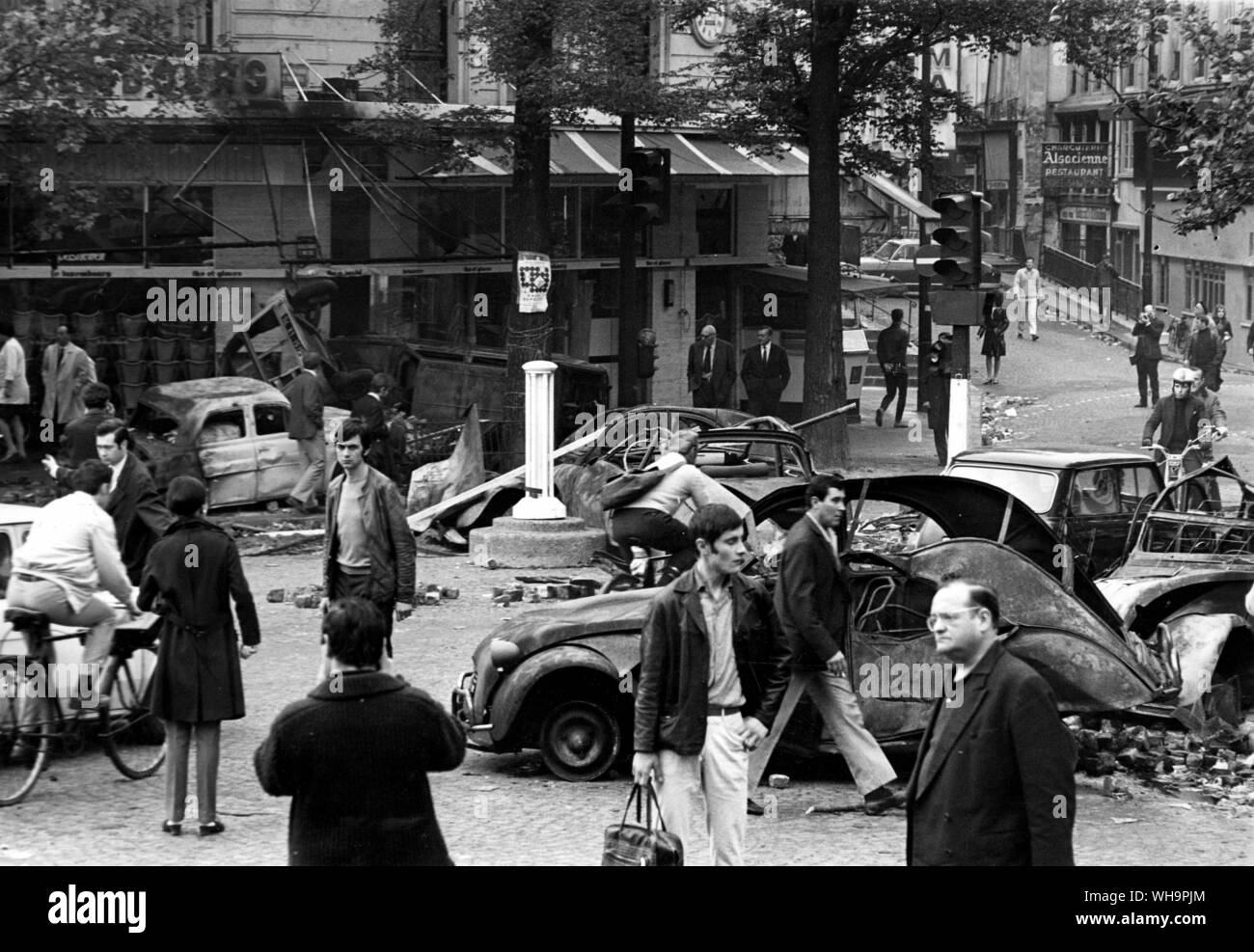 25. Mai 1968: Paris Ausschreitungen. Autos, die umgeworfen wurden und während der Unruhen in Brand gesetzt. Die Polizei hatte bestellt wurde von Premierminister George Pompidou haltbar zu erhalten. Stockfoto