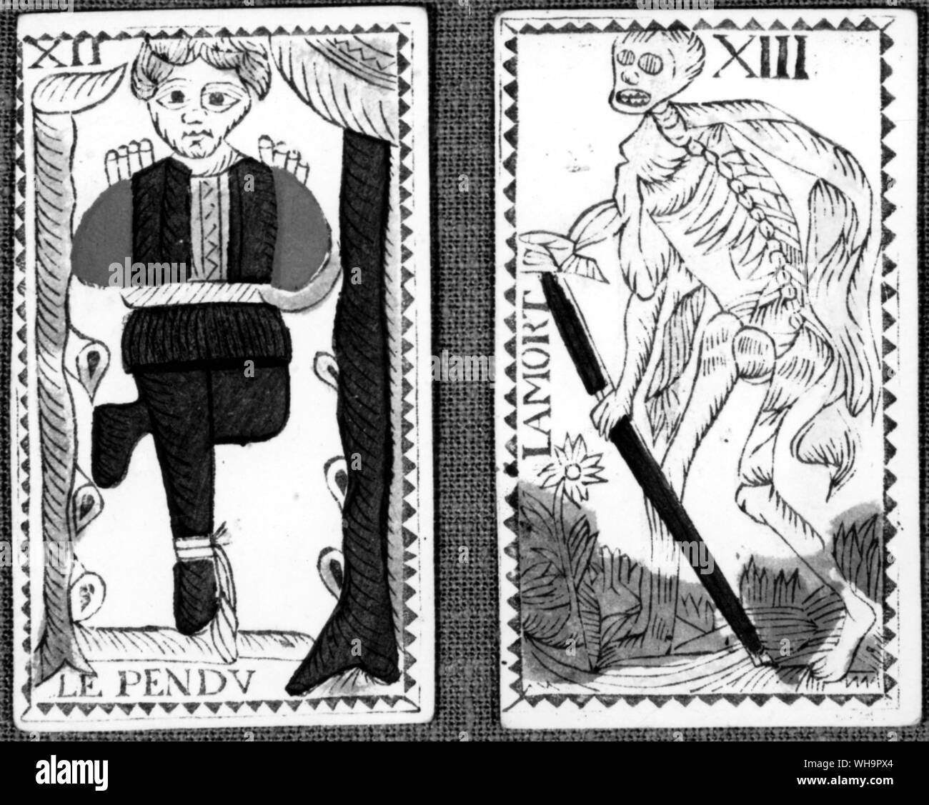 Tarot Karten - In einer belgischen Tarot von 1740, die Gehängten Salden auf Zehenspitzen (links) Stockfoto