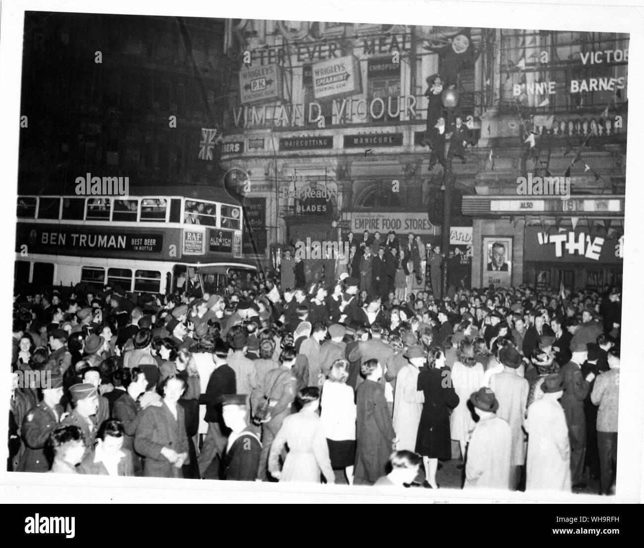 7 Mqy 1945: eine Szene in Piccadilly Circus beim Londoner verrückt vor Freude über die Nachricht von der deutschen Kapitulation an Kapitulation im Zweiten Weltkrieg. Stockfoto