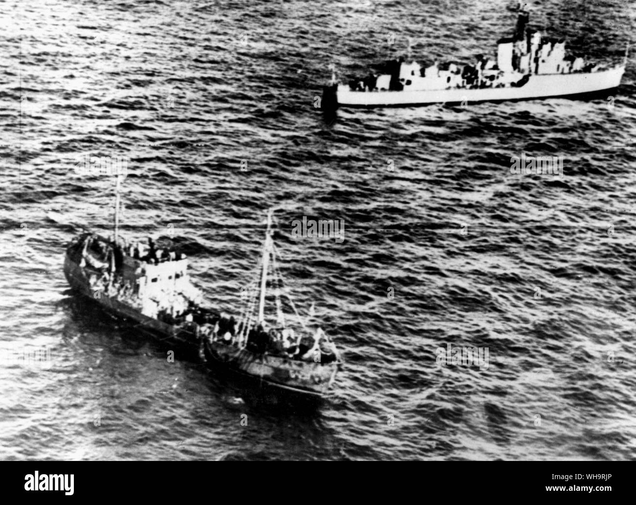 Februar 1956: Eine sowjetische Trawler, Vordergrund, schleppen in ihre Netze nach ihrer Verhaftung durch die norwegische Fregatte, Tromsoe, aus Floroe, West Norwegen. Es ist eine von 16 russischen Angeln Boote, die für die Fischerei innerhalb Norwegens Grenzen beschlagnahmt worden sind. Gerichtsverfahren folgten. Stockfoto