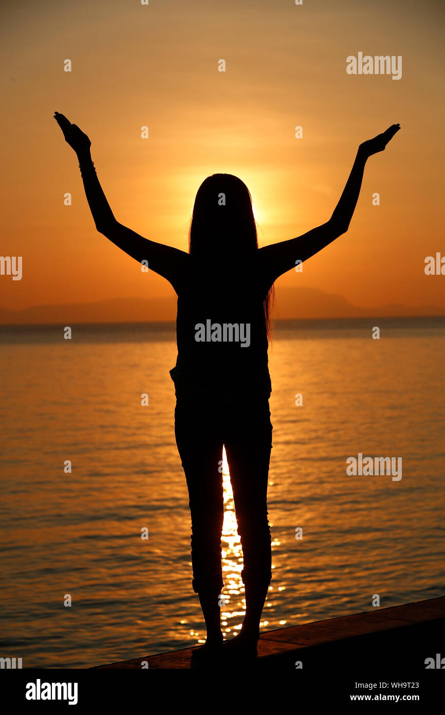 Silhouette einer Frau, die durch das Meer bei Sonnenuntergang Yoga und Meditation, Kep, Kambodscha, Indochina, Südostasien, Asien Stockfoto