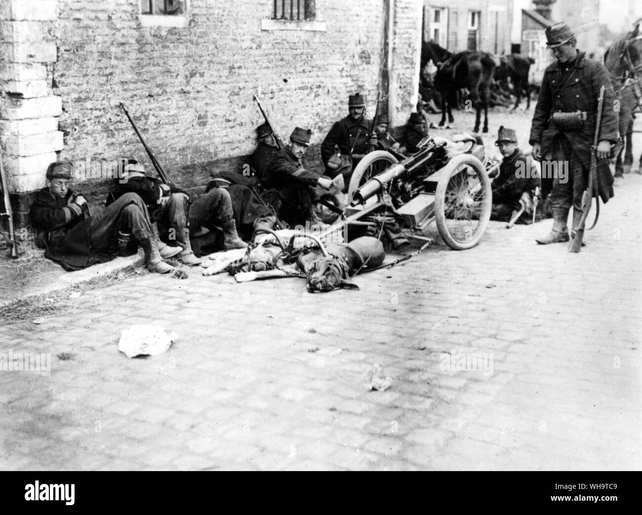 WW1: Belgien. Der Rückzug nach Antwerpen. Männer und Hunde der Maschinengewehr Abschnitt ruhen auf Löwen, 20. August 1914. Stockfoto