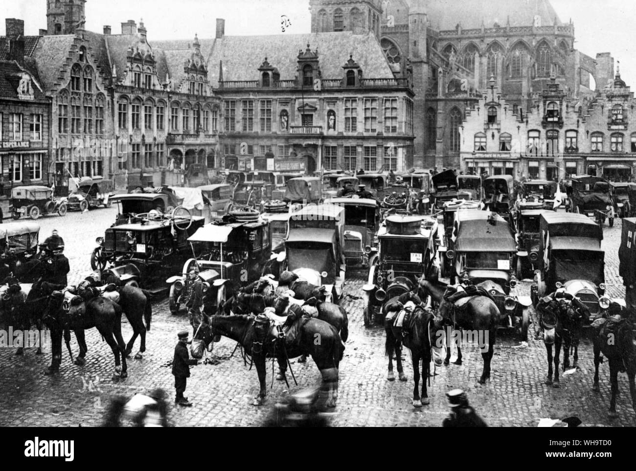 WW1: Belgien/Szenen auf dem Platz während des Rückzugs aus Antwerpen, Oktober 1914. Stockfoto