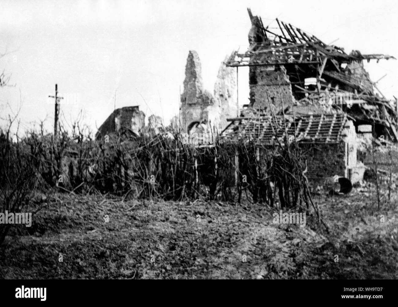 WW1: Northern Dorf: Das Dorf von Neuve Chapelle, unmittelbar nach der Schlacht im März 1915, in denen er von 25 Brigade aufgenommen wurde, 8. Division. Auf der linken Seite des Fotos ist das unbeschädigte Kruzifix, welches so blieb bis zum Ende des Krieges. Stockfoto