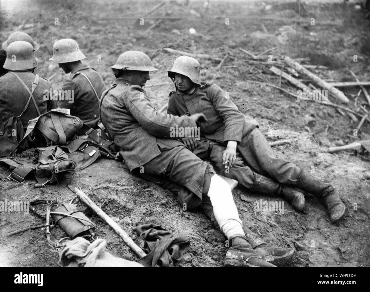 Schlacht von Pilckem Ridge. Britische und deutsche Verletzte reden. Stockfoto