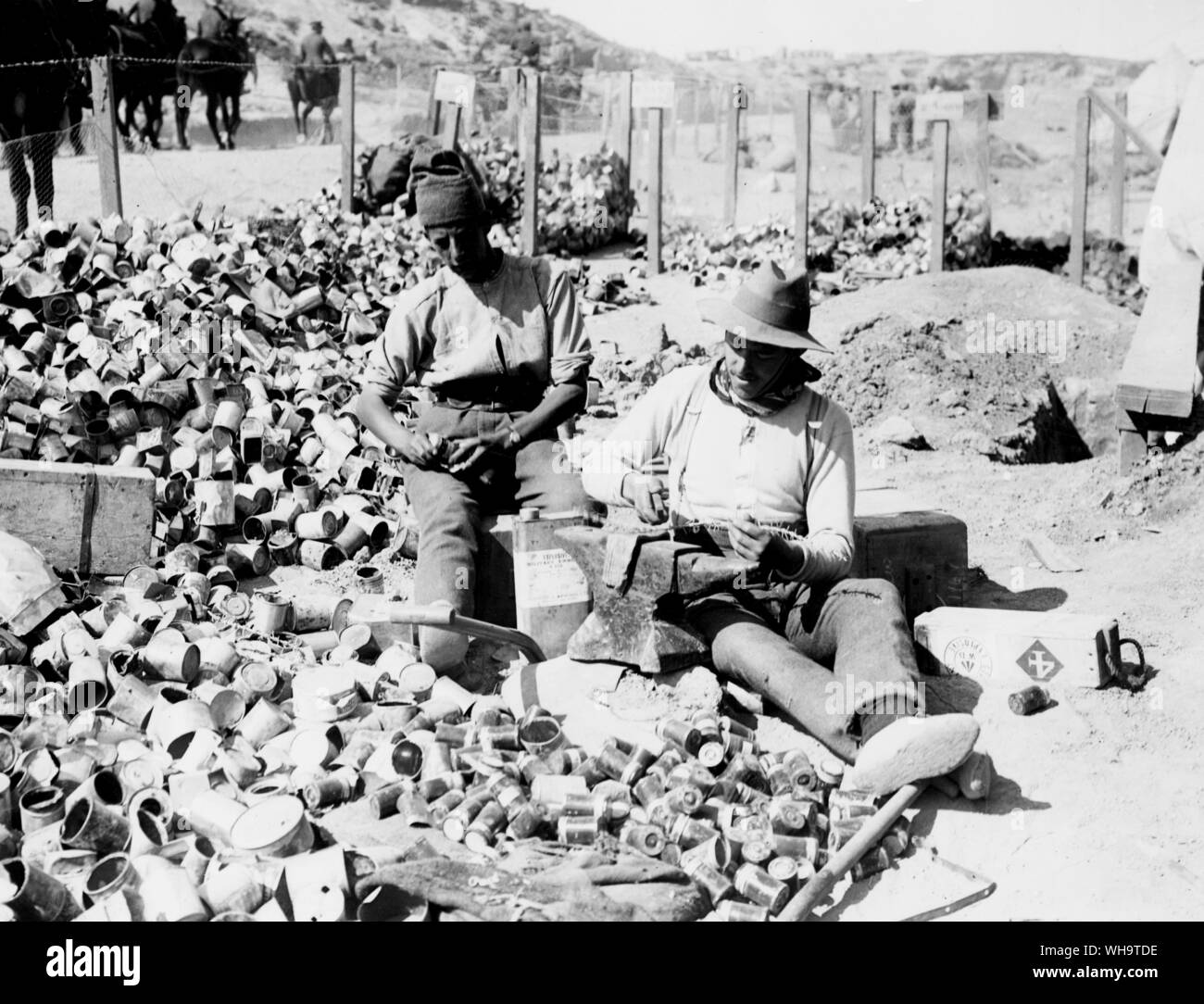 WW1: Frankreich. Truppen arbeiten an Muscheln. Stockfoto