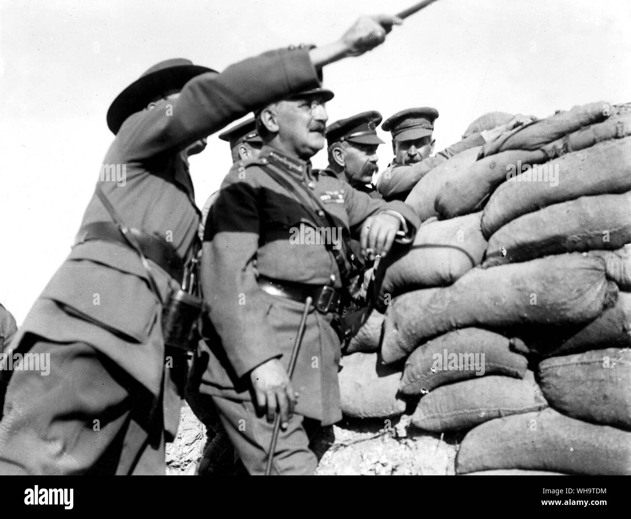 WW1: Frankreich: Lord Kitchener und General Maxwell auf Russell's Top, 13. Nov. 1915; in einer ruhigen frontline Position über 60 Yards von feindlichen Schützengräben. Stockfoto