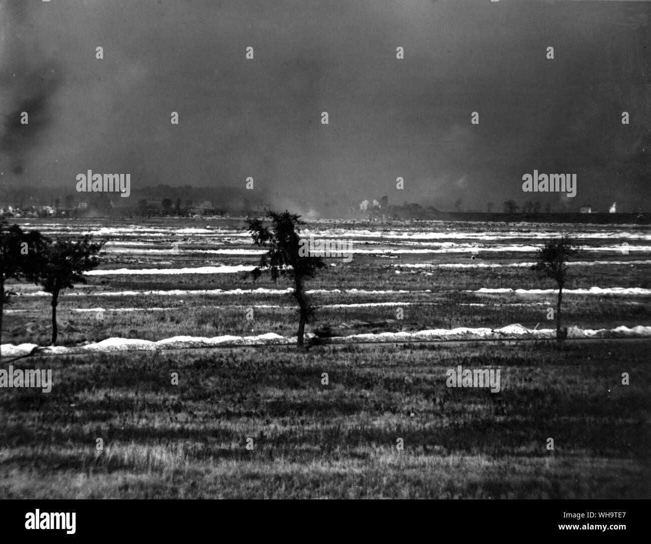WW1: Frankreich: Britische Angriff auf die Hohenzollern Redoute, 13. Oktober 1915 von der North Midland (T.W) 46th Division, die Gräben hinter Vermelles-Hulloch Straße und im Graben der Redoute (Loos) erfasst. Foto zeigt: eine Wolke von Rauch und Gas in der Mitte auf der linken Seite. platzen Tanks in der Mitte und auf der rechten Seite. Britische Gräben und Ansätze verfolgt, die von der Chalk die ausgegraben wurde. Fosse 8 kann nur durch die Splitter platzen in der Mitte gemacht werden. Die Schanze ist diese Seite von Fosse 8. Stockfoto