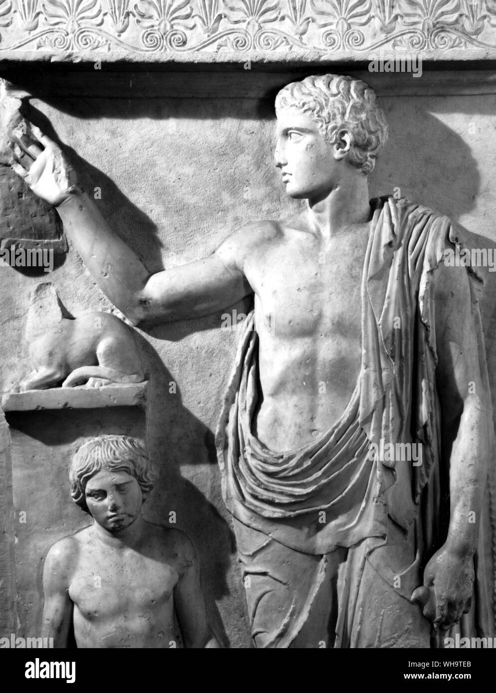 Jugendliche, die ein Vogel in seiner linken Hand hält und hebt sein Recht auf ein Käfig. Von einem Grabstein, c 400 v. Chr. Stockfoto