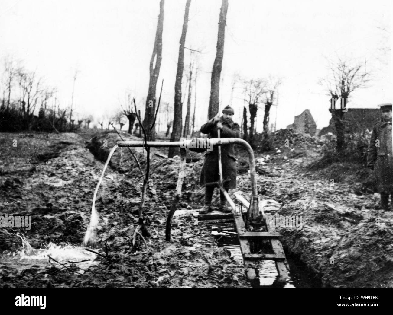 WW1: Frankreich. Entleeren eine Reserve graben mit einem improvisierten Pumpe. La Boutillerie, Frankreich. Winter 1914/15. 2 Royal Scots fusiliers, 7. Division. Stockfoto