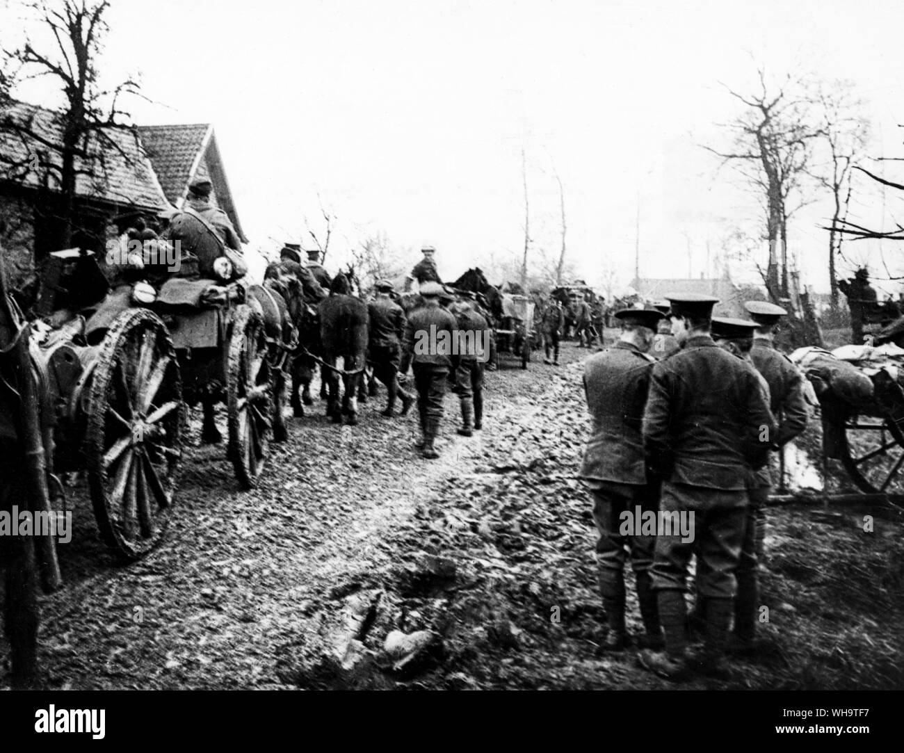 WW1: Frankreich: der Verkehr auf der Neuve Chapelle Straße, März 1915. Stockfoto