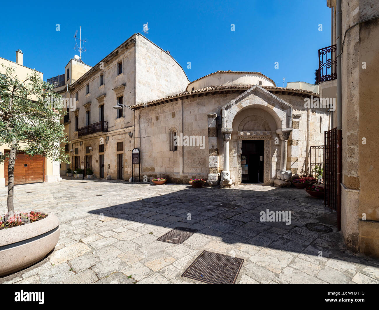 Altstadt mit San Giovanni al Sepolcro Kirche, Brindisi, Italien Stockfoto