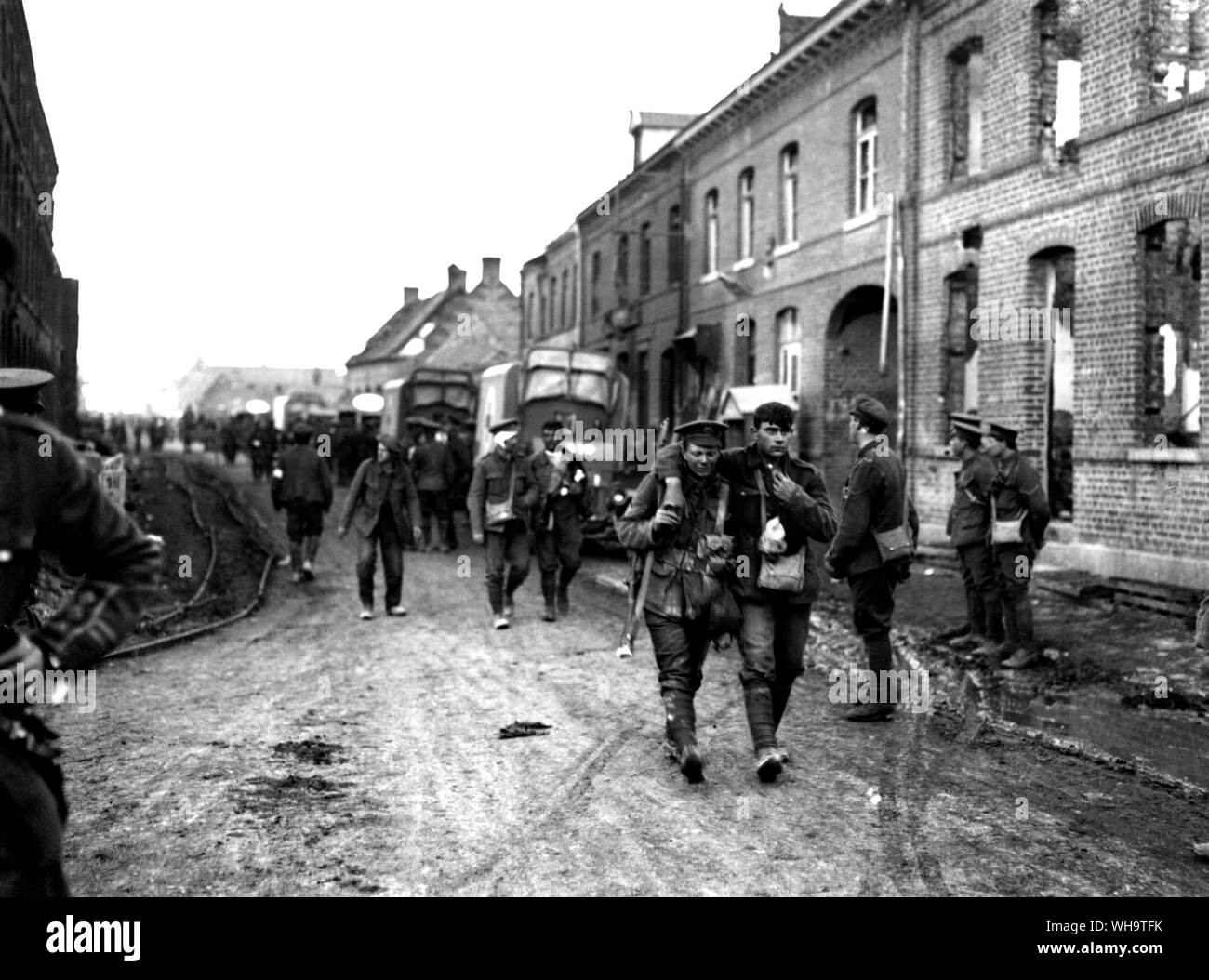 WW1: Frankreich: die Verletzten britischen Truppen durch Vermelles nach dem Angriff auf die Hohenzollern Redoute, 13. Oktober, 1915. Stockfoto