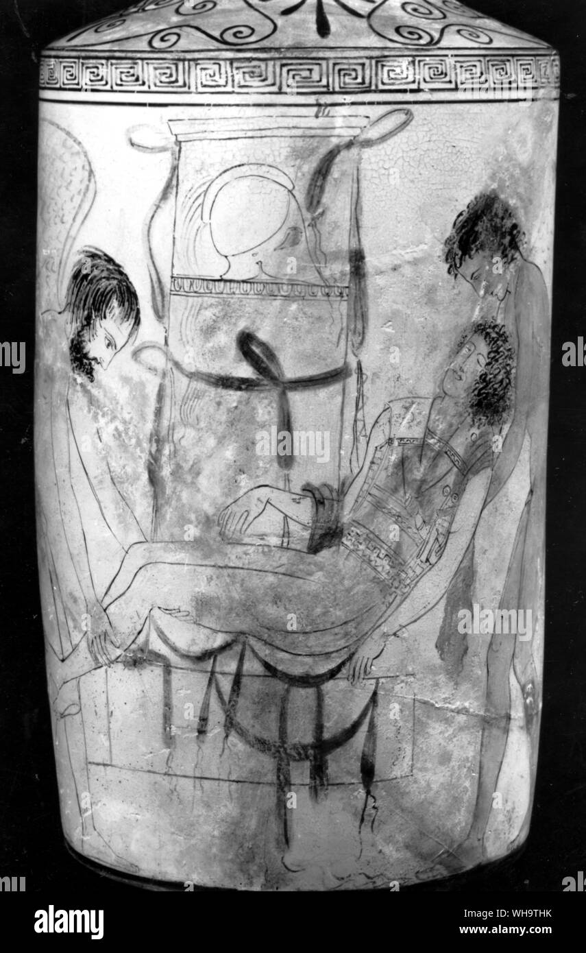Die Weitergabe eines Kriegers - die Athener, C.440 BC. Tod und Schlaf, geflügelte Jugendliche Stoop ein junger Held, dessen Grabstein hat seinen Helm auf es gezeichnet zu heben. Die Stimmung ist zart und feierlich. Stockfoto