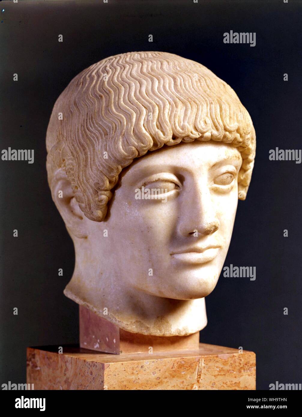 Der blonde Junge hat fast völlig die Tiefe gelb auf sein Haar, das ihm seinen Namen gab. Seine schwere, schwere Luft ist mit Melancholie angehauchten Stockfoto