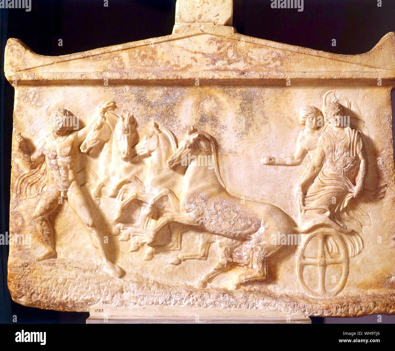 Grabstein mit einer griechischen Helden, Echelos, mehr Aufmerksamkeit auf Basile, denen er Rettung aus der Unterwelt, als zu den Pferden, die angemessen sind in bergauf zu kämpfen. Hermes, der den Weg zeigt, vermutlich hielt eine bemalte Fackel in der linken Hand. Stockfoto