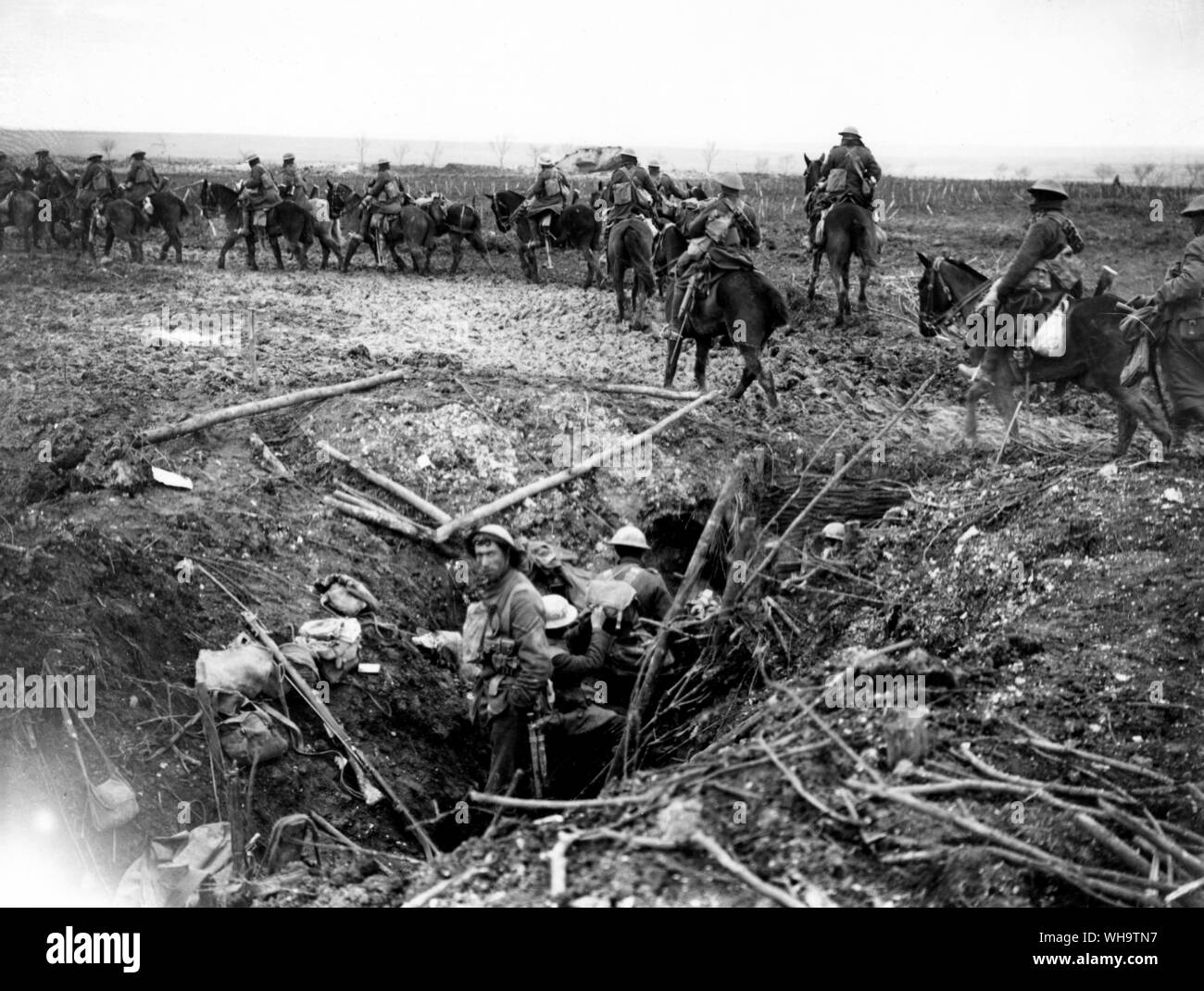 WW1/Frankreich - Arras: Kavallerie vorwärts geht in der Nähe von Monehy, 13. April 1917. Alliierte Truppen auf dem Pferd. Stockfoto