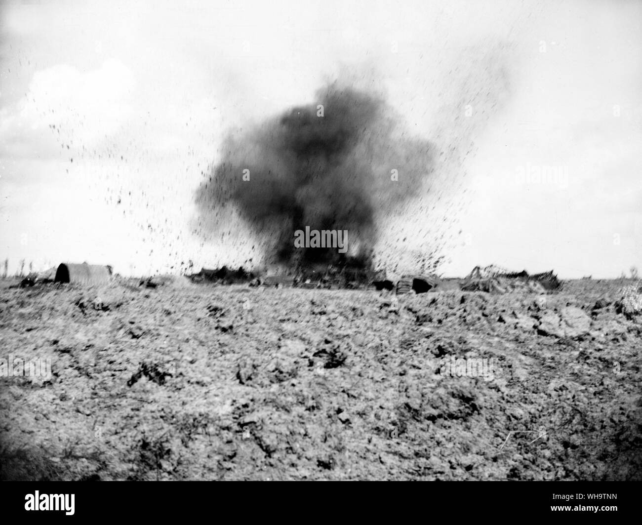 WW1/Frankreich: Shell platzen in der Nähe von vorwärts Batterie, Pilekem Ridge. 16. August 1917. Stockfoto