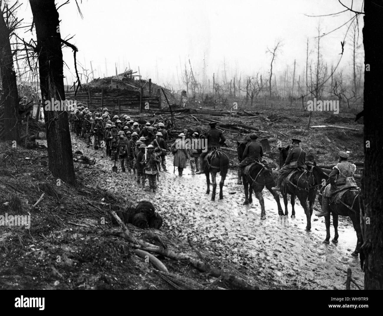 WW1/Frankreich: Battle of the Ancre. Transport- und Truppen auf der Straße. St Pierre Divion, November 1916. Stockfoto