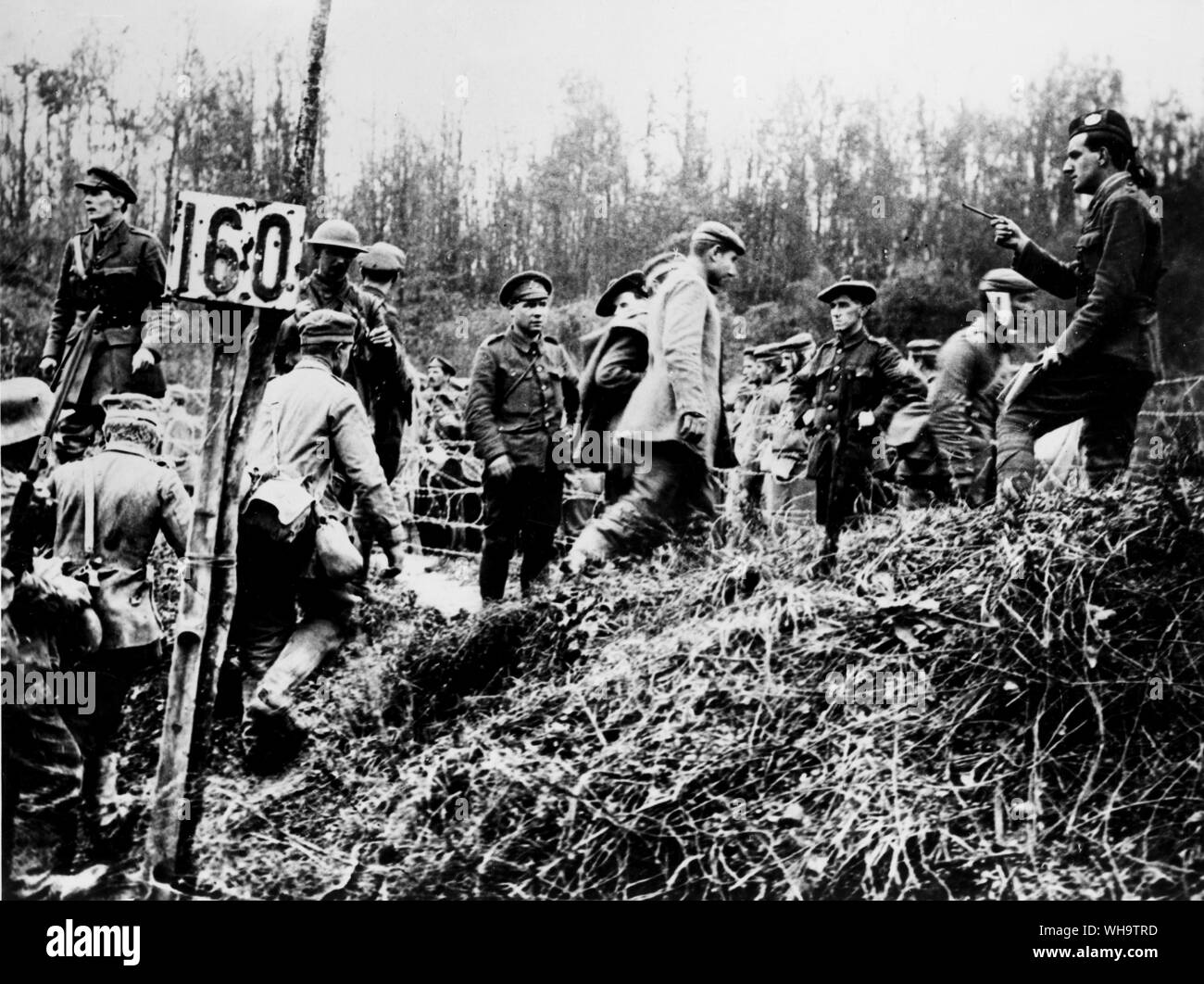 WW1/Frankreich: Schlacht von Ancre. Die Zählung der Gefangenen, wie sie in von Beaumont Hamel kam. (Erfasst 13. November von der 51th Division). 13. November 1916. Stockfoto
