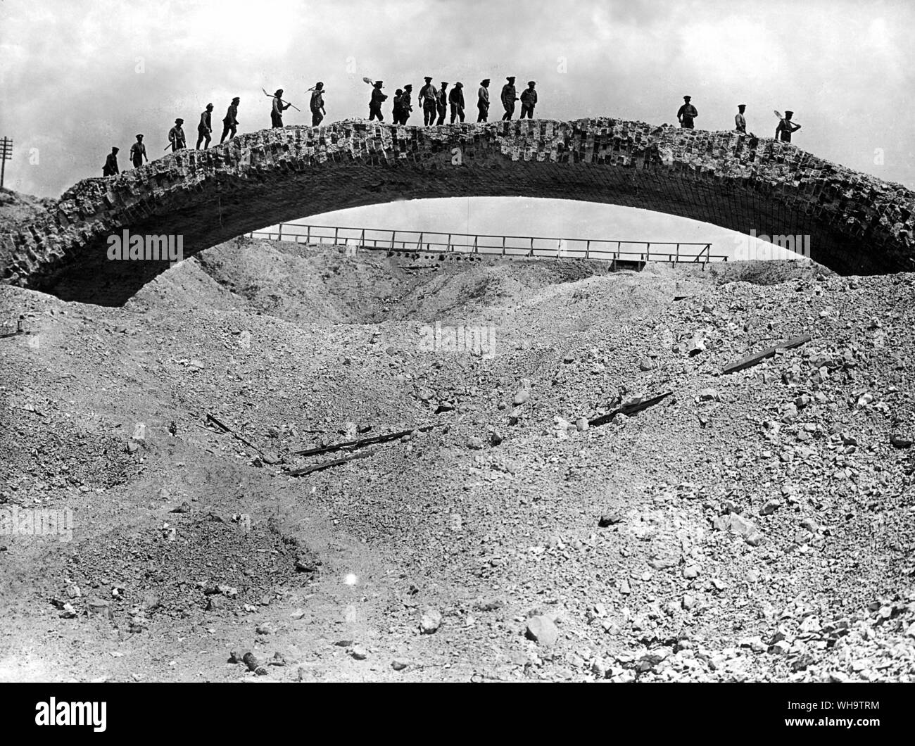 WW1/Frankreich: Canal Bridge auf der Peronne-Bapaume Straße, Juni 1917. Zeigt die Auswirkungen der Bombardierungen der Somme Schlacht von Herbst 1916. Stockfoto