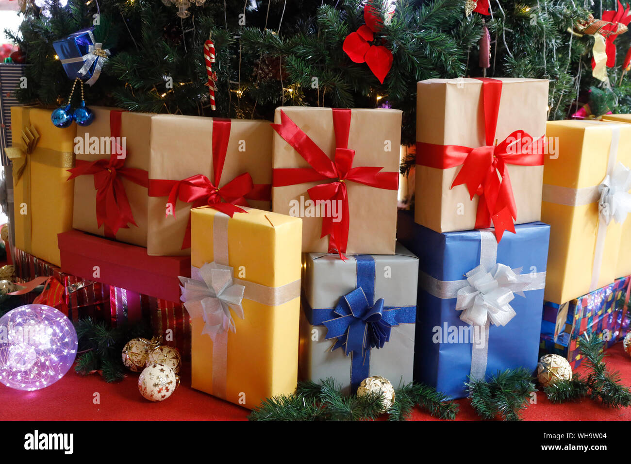 Geschmückten Weihnachtsbaum mit Geschenken, Vietnam, Indochina, Südostasien, Asien Stockfoto